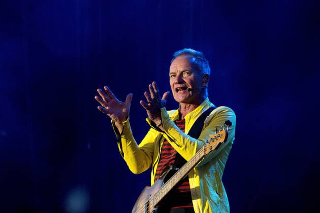Le chanteur Sting sur scene interprete ses plus grands succes tournÃ e My songs au festival du Printemps de PÃ rouges Ã Saint-Vulbas, France le 29 06 22. Photo Sandrine Thesillat Panoramic CELEBRITES : Printemps de Perouges - Saint-Vulbas - 29 06 2022 SandrineThesillat Panoramic 