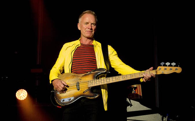 Le chanteur Sting sur scene interprete ses plus grands succes tournÃ e My songs au festival du Printemps de PÃ rouges Ã Saint-Vulbas, France le 29 06 22. Photo Sandrine Thesillat Panoramic CELEBRITES : Printemps de Perouges - Saint-Vulbas - 29 06 2022 SandrineThesillat Panoramic 