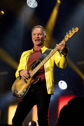 Le chanteur Sting sur scene interprete ses plus grands succes tournÃ e My songs au festival du Printemps de PÃ rouges Ã Saint-Vulbas, France le 29 06 22. Photo Sandrine Thesillat Panoramic CELEBRITES : Printemps de Perouges - Saint-Vulbas - 29 06 2022 SandrineThesillat Panoramic 