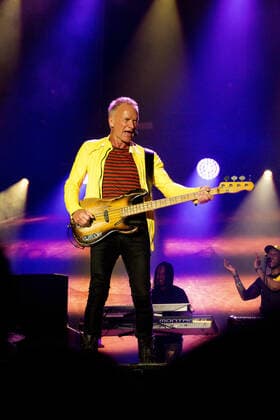 Le chanteur Sting sur scene interprete ses plus grands succes tournÃ e My songs au festival du Printemps de PÃ rouges Ã Saint-Vulbas, France le 29 06 22. Photo Sandrine Thesillat Panoramic CELEBRITES : Printemps de Perouges - Saint-Vulbas - 29 06 2022 SandrineThesillat Panoramic 