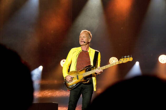 Le chanteur Sting sur scene interprete ses plus grands succes tournÃ e My songs au festival du Printemps de PÃ rouges Ã Saint-Vulbas, France le 29 06 22. Photo Sandrine Thesillat Panoramic CELEBRITES : Printemps de Perouges - Saint-Vulbas - 29 06 2022 SandrineThesillat Panoramic 