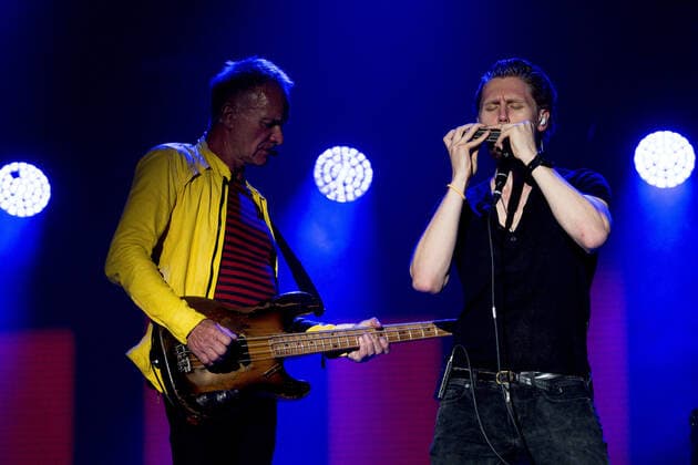 Le chanteur Sting sur scene interprete ses plus grands succes tournÃ e My songs au festival du Printemps de PÃ rouges Ã Saint-Vulbas, France le 29 06 22. Photo Sandrine Thesillat Panoramic CELEBRITES : Printemps de Perouges - Saint-Vulbas - 29 06 2022 SandrineThesillat Panoramic 