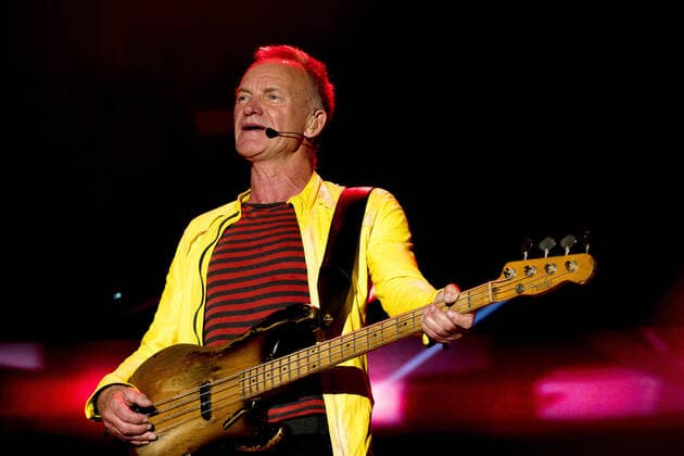 Le chanteur Sting sur scene interprete ses plus grands succes tournÃ e My songs au festival du Printemps de PÃ rouges Ã Saint-Vulbas, France le 29 06 22. Photo Sandrine Thesillat Panoramic CELEBRITES : Printemps de Perouges - Saint-Vulbas - 29 06 2022 SandrineThesillat Panoramic 