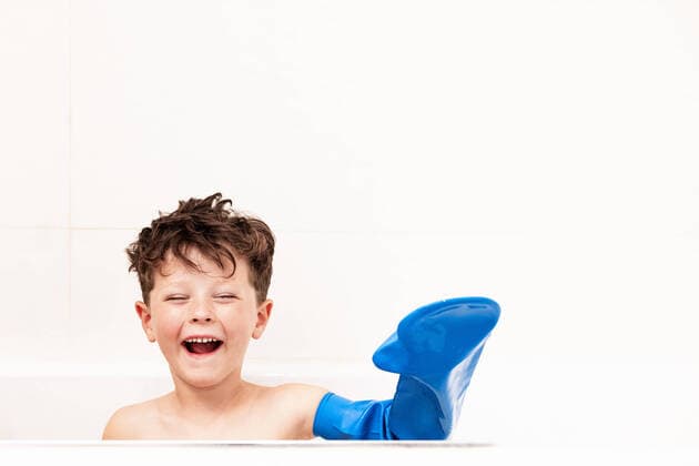 Creative Highlights Symbolbilder Laughing child with waterproof arm plaster bathing and having fun in modern white bathroom at home, Model released HodeiUnzueta_Bathtub_02.jpg Copyright: xHodeixUnzuetax MR