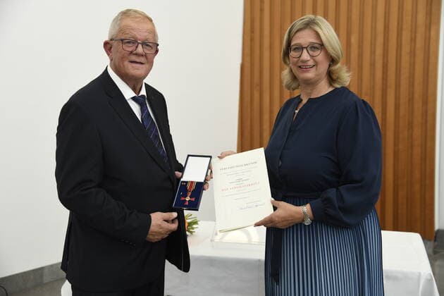 News Bilder des Tages Ministerpräsidentin Anke Rehlinger überreicht am Donnerstag (30.06.2022) in der Staatskanzlei des Saarlandes in Saarbrücken das Bundesverdienstkreuz an Hans Georg Schmitt. *** Minister President Anke Rehlinger presents the Federal Cross of Merit to Hans Georg Schmitt on Thursday 30 06 2022 in the State Chancellery of the Saarland in Saarbrücken bub