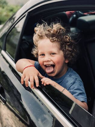 Creative Highlights Symbolbilder blond boy looking out of car window Dnipro, Dnipropetrovsk Oblast, Ukraine CR_PMDCMQ220630-988842-01 ,model released, Symbolfoto