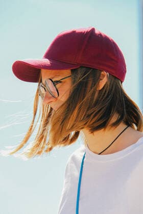 Creative Highlights Symbolbilder girl in a cap against the sky in profile CR_ICDY220630-1002860-01 ,model released, Symbolfoto