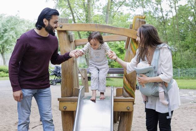 Familie mit Kindern auf einem Spielplatz Bonn Deutschland *** Family with children on a playground Bonn Germany Copyright: xUtexGrabowsky photothek.dex