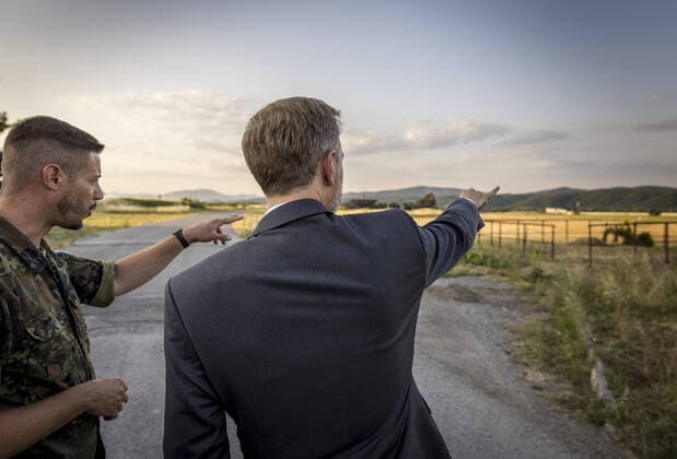 Bilder des Jahres 2022, News 06 Juni News Themen der Woche KW26 Christian Lindner (FDP), Bundesminister der Finanzen, besucht deutsche Soldaten am NATO Stuetzpunkt Sliac in der Slovakei. Hier ist die 1. Einsatzstaffel PATRIOT stationiert. Sliac Slovakia *** Christian Lindner FDP , Federal Minister of Finance, visits German soldiers at NATO base Sliac in Slovakia Here is the 1 squadron PATRIOT stationed Sliac Slovakia Copyright: xThomasxKoehlerx