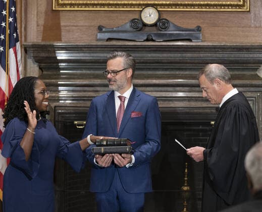 Bilder des Jahres 2022, News 06 Juni News Themen der Woche KW26 News Bilder des Tages Chief Justice John Roberts (R) administers the Judicial Oath to U.S. Supreme Court Associate Justice Ketanji Brown Jackson as her husband Patrick Jackson holds the Bible in the East Conference Room of the Supreme Court Building in Washington, DC on Thursday, June 30, 2022. Photo Courtesy of the Collection of the Supreme Court of the United States  WAX20220630327 BONNIExCASH