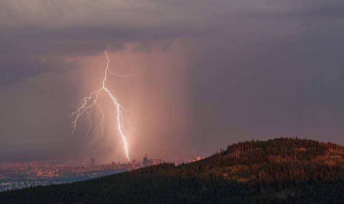 Bilder des Jahres 2022, News 06 Juni News Themen der Woche KW26 News Bilder des Tages Blitz über Frankfurt Ein Blitz schlägt vom Großen Feldberg im Taunus aus gesehen im Rhein-Main-Gebiet über der Frankfurter Skyline ein., Schmitten Hessen Deutschland *** Lightning over Frankfurt A lightning strikes from the Großer Feldberg in Taunus seen in the Rhine Main area over the Frankfurt skyline , Schmitten Hesse Germany