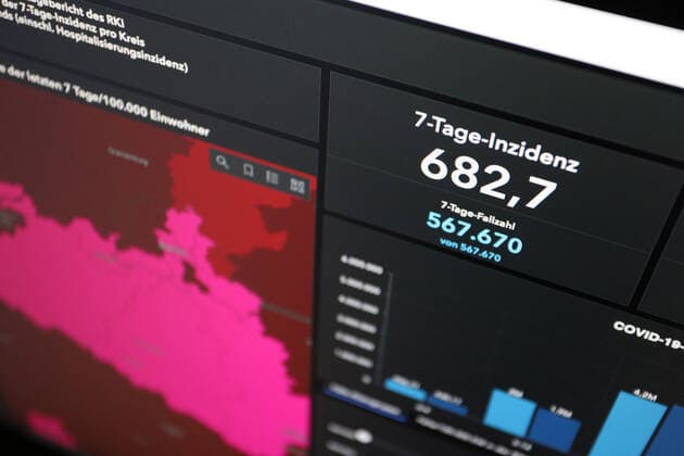 RKI dashboard, 7 day incidence is now 682.7 7 day incidence, RKI dashboard on a monitor on 01 07 2022 in Siegen Germany.