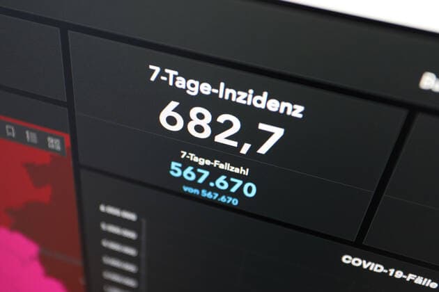 RKI dashboard, 7 day incidence is now 682.7 7 day incidence, RKI dashboard on a monitor on 01 07 2022 in Siegen Germany.