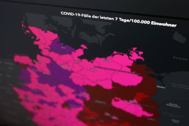RKI dashboard, 7 day incidence is now 682.7 7 day incidence, RKI dashboard on a monitor on 01 07 2022 in Siegen Germany.