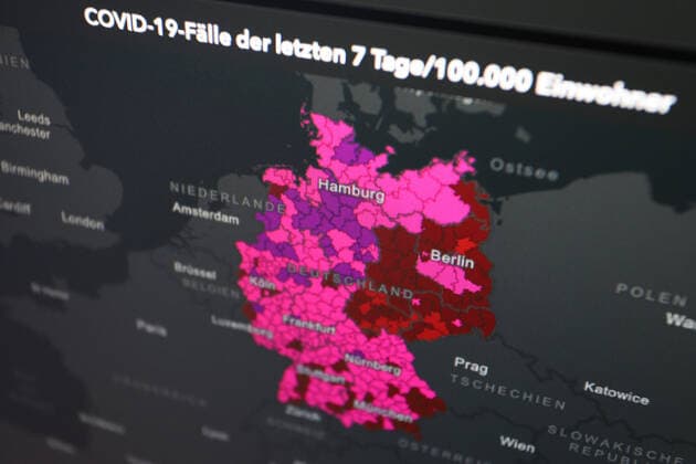 RKI dashboard, 7 day incidence is now 682.7 7 day incidence, RKI dashboard on a monitor on 01 07 2022 in Siegen Germany.