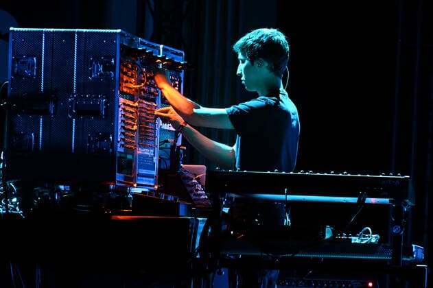 Gabriel Legeleux, dit Superpoze - Le Festival Fnac Live Paris en partenariat avec la Ville de Paris reprend ses quartiers d ete en plein coeur de la capitale. Co organise par la Fnac et la Ville de Paris, le festival revient enfin dans sa forme originelle du 29 juin au 1er juillet. Pour sa 11e edition, cet evenement unique et singulier au coeur de Paris proposera sur ses 3 soirees 29 concerts gratuits sur le Parvis de l Hotel de Ville ainsi que dans ses Salons. NEWS : Le Festival Fnac Live Paris 2022 - 30 06 2022 LionelUrman Panoramic 
