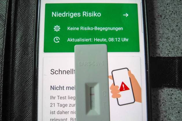 Corona Selbesttest auf einem Handy mit der Corona Warn App *** Corona self-test on a cell phone with the Corona Warn app Copyright: xLobeca RalfxHomburgx