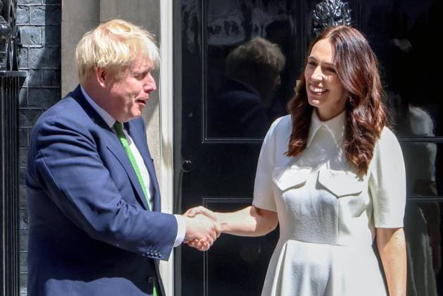 News Bilder des Tages . 01 07 2022. London, United Kingdom. PM Johnson Greets Jacinda Ardern. UK Prime Minister Boris Johnson greets New Zealand Prime Minister Jacinda Ardern to Downing Street.  xMartynxWheatleyx xi-Imagesx IIM-23572-0005