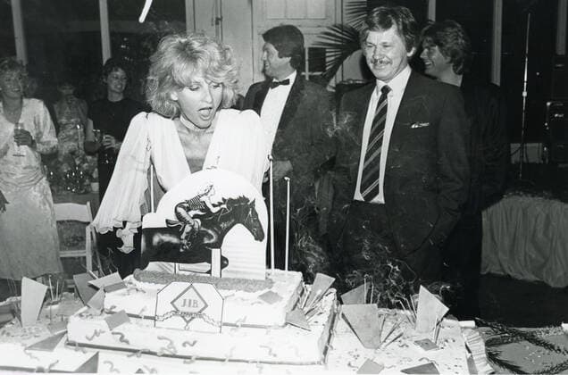 Jill Ireland and Charles Bronson Los Angeles.CA.USA. LIBRARY. Jill Ireland (1936-1990) and Charles Bronson (1921-2003). Photo taken at Ireland™s birthday. April 1989. LMK30-SLIB300622PBOR-001 