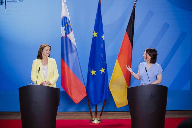 News Themen der Woche KW26 News Bilder des Tages Annalena Baerbock (Buendnis 90 Die Gruenen), Bundesaussenministerin, und die Aussenministerin von Slowenien, Tanja Fajon, geben eine gemeinsame Pressekonferenz nach deren Treffen. Berlin, 01.07.2022 Berlin Germany *** Annalena Baerbock Buendnis 90 Die Gruenen , Federal Minister of Foreign Affairs, and the Minister of Foreign Affairs of Slovenia, Tanja Fajon, give a joint press conference after their meeting Berlin, 01 07 2022 Berlin Germany Copyright: xThomasxTrutschelx