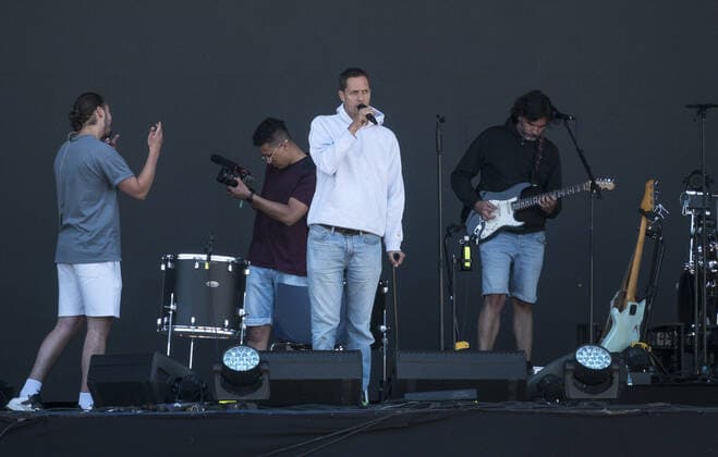 Le chanteur Fabien Marsaud dit Grand Corps Malade en rÃ pÃ tition sur la scene du festival du Printemps de Pirogues Ã la Plaine de l?Ain Ã Saint-Vulbas (01), France le 01 07 2022. CELEBRITES : Festival du Printemps de Pirogues Ã la Plaine de l?Ain Ã Saint-Vulbas - 01 07 2022 SandrineThesillat Panoramic 