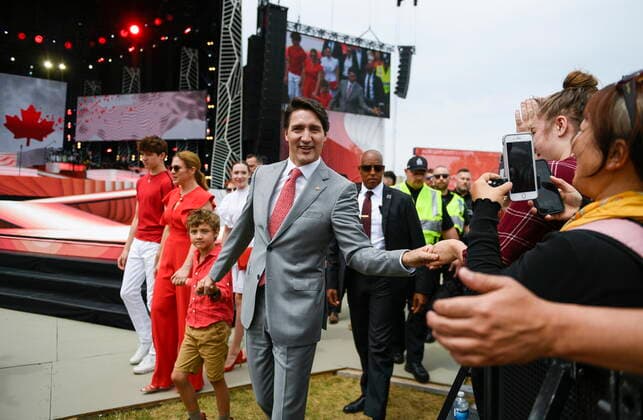 News Bilder des Tages July 1, 2022, Ottawa, ON, CAN: Prime Minister Justin Trudeau greets members of the public as he arrives for the noon hour show with his family, during Canada Day celebrations at LeBreton Flats in Ottawa, on Friday, July 1, 2022. Ottawa CAN  - ZUMAc35_ 20220701_zaf_c35_045 Copyright: xJustinxTangx