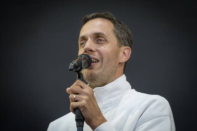 Le chanteur Fabien Marsaud dit Grand Corps Malade sur la scene du festival du Printemps de Pirogues Ã la Plaine de l?Ain Ã Saint-Vulbas (01), France le 01 07 2022. CELEBRITES : Printemps de Perouges au Polo club de St Vulbas - 01 07 2022 SandrineThesillat Panoramic 