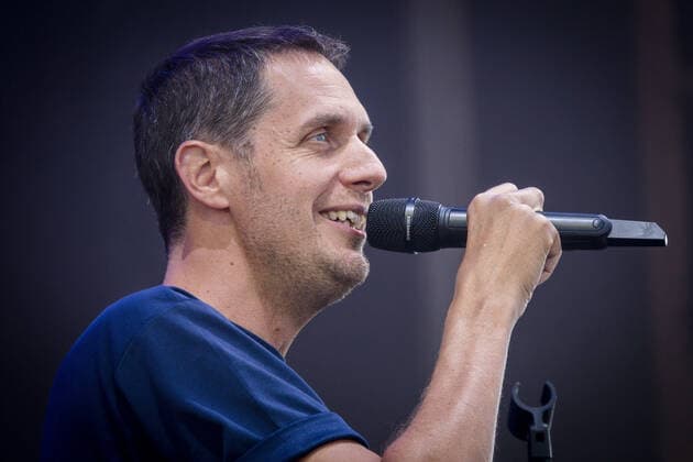 Le chanteur Fabien Marsaud dit Grand Corps Malade sur la scene du festival du Printemps de Pirogues Ã la Plaine de l?Ain Ã Saint-Vulbas (01), France le 01 07 2022. CELEBRITES : Printemps de Perouges au Polo club de St Vulbas - 01 07 2022 SandrineThesillat Panoramic 