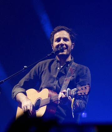 Le chanteur Vianney sur la scene du festival du Printemps de PÃ rouges Ã la Plaine de l?Ain Ã Saint-Vulbas (01), France le 01 07 2022. CELEBRITES : Printemps de Perouges au Polo club de St Vulbas - 01 07 2022 SandrineThesillat Panoramic 