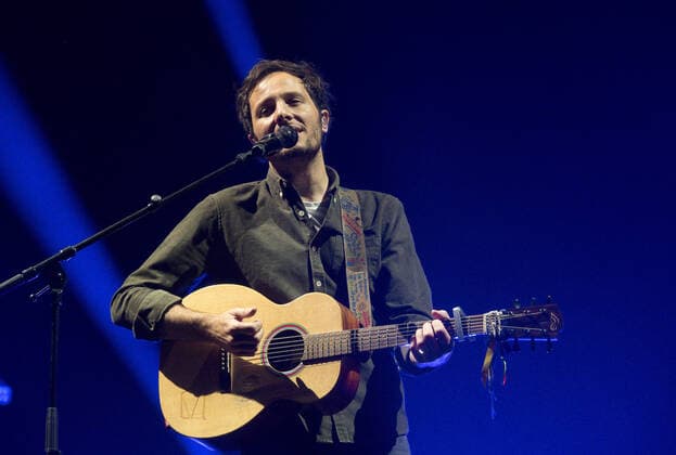Le chanteur Vianney sur la scene du festival du Printemps de PÃ rouges Ã la Plaine de l?Ain Ã Saint-Vulbas (01), France le 01 07 2022. CELEBRITES : Printemps de Perouges au Polo club de St Vulbas - 01 07 2022 SandrineThesillat Panoramic 