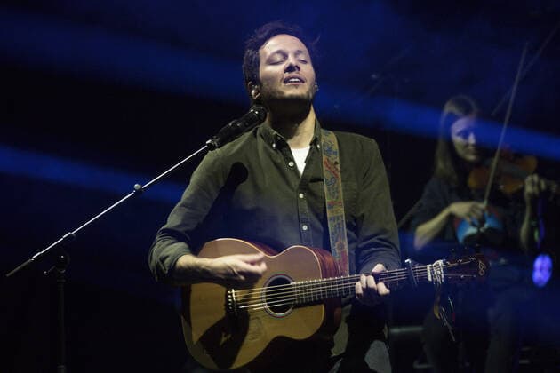 Le chanteur Vianney sur la scene du festival du Printemps de PÃ rouges Ã la Plaine de l?Ain Ã Saint-Vulbas (01), France le 01 07 2022. CELEBRITES : Printemps de Perouges au Polo club de St Vulbas - 01 07 2022 SandrineThesillat Panoramic 