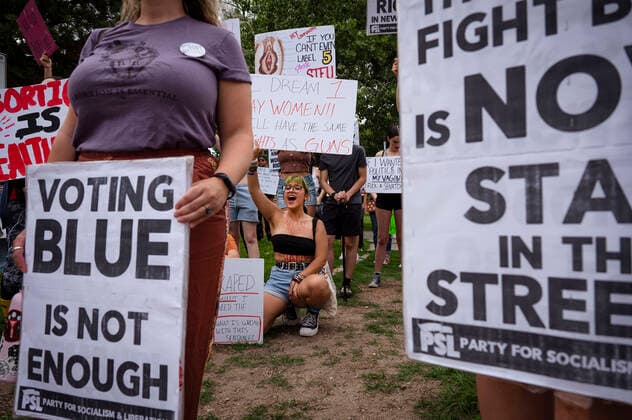 News Bilder des Tages July 1, 2022, USA: Rex Barela, 15, during the Emergency March: Abortion Access in All 50 States in Albuquerque, New Mexico on Friday, July 1, 2022. Demonstrators gathered to rally and march in demand of President Biden to take immediate emergency action for abortion rights. The event was hosted by the Party for Socialism and Liberation. USA - ZUMAab1_ 20220701_zaf_ab1_011 Copyright: xAlbuquerquexJournalx