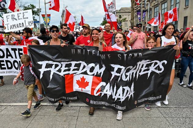 News Bilder des Tages July 1, 2022, Ottawa, ON, Canada: People protest against COVID-19 health measures are seen during a demonstration in the downtown core of Ottawa, Ont. during Canada Day celebrations on Friday, July 1, 2022. Ottawa Canada  - ZUMAc35_ 20220701_zaf_c35_245 Copyright: xSpencerxColbyx