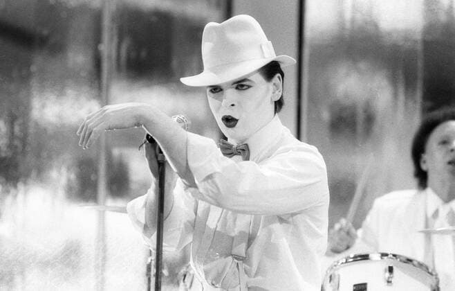 Gary Numan (Sänger) 03 85 vZ Gary Numan am 4. März 1985 bei einem Auftritt in Extratour , RB ARD TV Fernsehen Musiksendung Bühne live Mikrofon Großbritannien Brite britischer Mann Musiker Musik Popmusik Songwriter british singer musician quer halb Portrait singend aufgestützt stehend geschminkt weißgeschminkt weiß Hut Anzug sw *** Gary Numan singer 03 85 vZ Gary Numan on 4 March 1985 at a performance in Extratour , RB ARD TV television music broadcast stage live microphone Great Britain british man musician pop music songwriter british singer musician across half portrait singing propped up standing made up white made up white hat suit bw