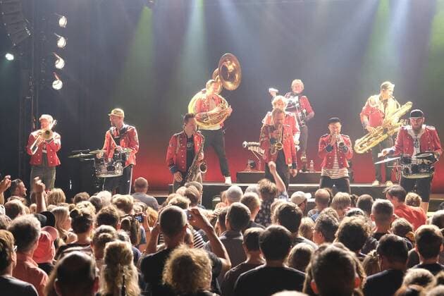 01 07 2022 xkhx Kassel Kulturzelt concert techno marching band MEUTE eleven drummers and horn players from Hamburg
