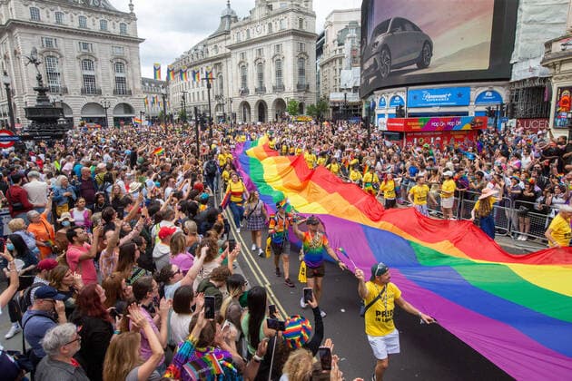 Bilder des Jahres 2022, News 07 Juli News Themen der Woche KW26 July 2, 2022, London, England, United Kingdom: London Pride Parade is seen passing through the crowd in Piccadilly Circus. London United Kingdom - ZUMAs262 20220702_zip_s262_007 Copyright: xTayfunxSalcix