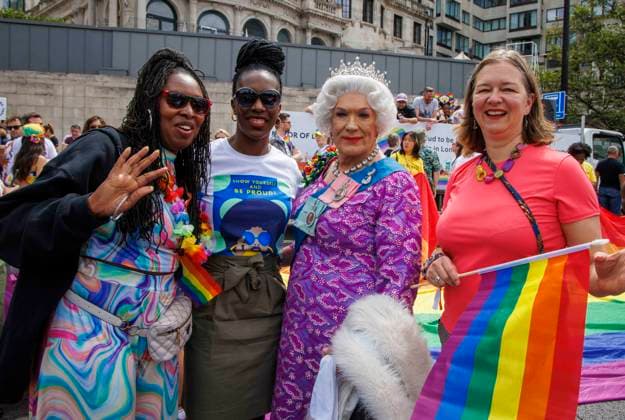 Berühmte Feministinnen, Dawn Butler . 02 07 2022. London, United Kingdom. Labour MPs Dawn Butler. Florence Eshalomi, MP for Vauxhall and Fleur Anderson, MP for Putney with a Queen Elizabeth lookalike. Pride movement and the LGBT+ community commemorate 50 Years since the first Pride took place in the United Kingdom in 1972. Pride march.  xMarkxThomasx xi-Imagesx IIM-23578-0013