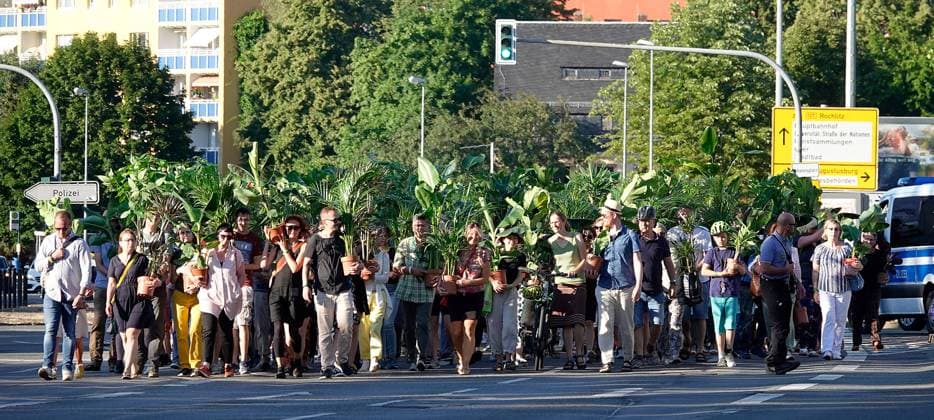 Morving Garden 02.07.2022, Chemnitz, Innenstadt,Kultur, Kulturhauptstadt 2025, Ein Projekt von Maider Lopez Am 2. Juli 2022 lädt die spanische Künstlerin Maider Lopez zu einer künstlerischen Performance in die Chemnitzer Innenstadt ein, die in der Brückenstraße beginnen und enden wird. Unter dem Titel Moving Garden sollen Menschen zusammenkommen, um gemeinsam einen bewegten Garten zu erschaffen. Werde Teil eines kollektiven bewegten Gartens! In einer gemeinsamen Kunstaktion laufen wir mit unseren Pflanzen ca. 1,5 km durch die Chemnitzer Innenstadt. Die Chemnitzerinnen und Chemnitzer werden Teil dieses besonderen Gartens, in dem sich Mensch und Natur gemeinsam durch die Stadt bewegen. Die künstlerische Aktion bringt Me