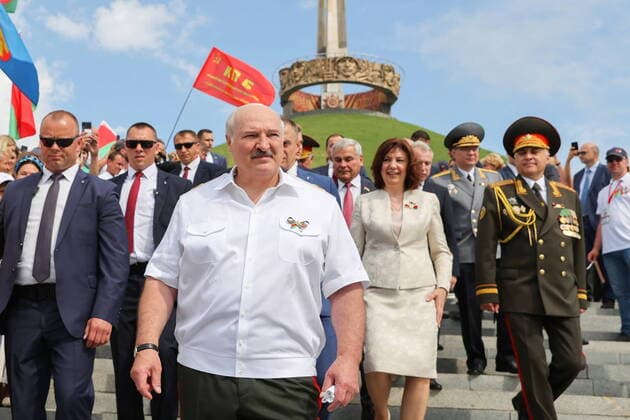 News Themen der Woche KW26 News Bilder des Tages MINSK REGION, BELARUS - JULY 3, 2022: Belarus President Alexander Lukashenko (front) attends an event held at the Mound of Glory, a WWII memorial 21km away from Minsk, to mark Independence Day. Sergei Shelega BelTA TASS  TS138C8C
