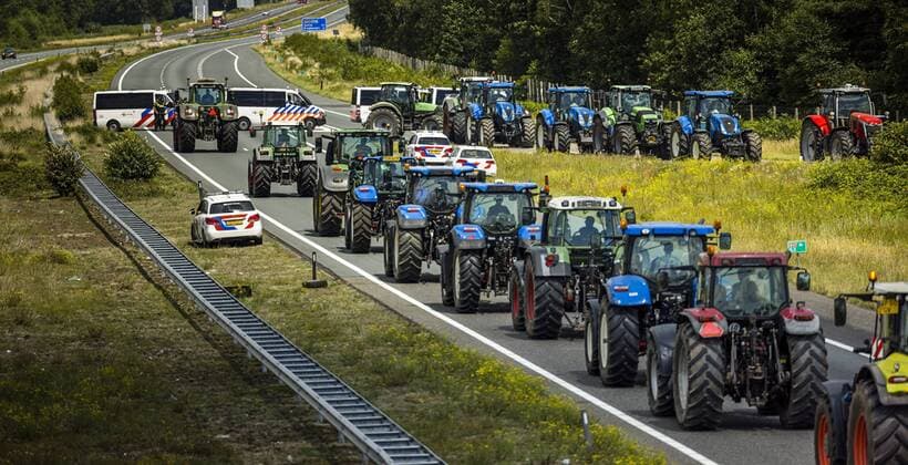 Bilder des Jahres 2022, News 07 Juli News Themen der Woche KW27 News Bilder des Tages 2022-07-04 14:42:48 HAPERT - The police are present on the A67 near Eindhoven to intervene in a farmers protest. At Hapert, the road was blocked by several agricultural vehicles, but according to the police, traffic is moving there again. ANP ROB ENGELAAR netherlands out - belgium out *** 2022 07 04 14 42 48 HAPERT The police are present on the A67 near Eindhoven to intervene in a farmers protest At Hapert, the road was blocked by several agricultural vehicles, but according to the police, traffic is moving there again ANP ROB ENGELAAR netherlands out belgium out  Copyright: xx x451318942x originalFilename: 451318942.jpg