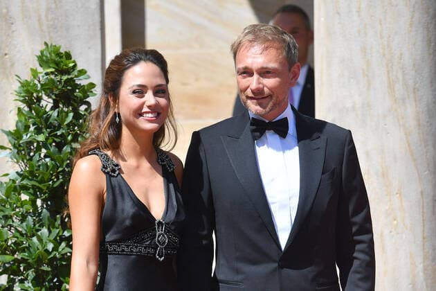 ARCHIVFOTO: Die Hochzeit von Christian Lindner und Franca Lehfeldt steht kurz bevor. Vom 7. bis 9. Juli soll das Paar ueber drei Tage hinweg seine Hochzeit feiern. Die Feierlichkeiten finden auf Sylt statt. Christian LINDNER (FDP Vorsitzender) mit Freundin Franca Lehfeldt bei ihrer Ankunft. Eroeffnung der Bayreuther Richard Wagner Festspiele 2018. Roter Teppich am 25.07.2018. Gruener Huegel, Festspielhaus.Bayreuth. *** ARCHIVE PHOTO The wedding of Christian Lindner and Franca Lehfeldt is imminent From July 7 to 9, the couple is to celebrate their wedding over three days The festivities will take place on Sylt Christian LINDNER FDP Chairman with girlfriend Franca Lehfeldt at her arrival Opening of the Bayreuth Richard Wagner Festival 201