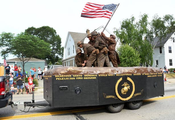 Bilder des Jahres 2022, News 07 Juli News Themen der Woche KW27 News Bilder des Tages July 4, 2022, Racine, Wisconsin, USA: One of the most popular floats in the Racine, Wisconsin 4th Fest parade is the reenactment of the flag raising on Iwo Jima. The living memorial float is from the Agerholm-Gross Detachment 346 of the Marine Corps League of Racine, It is shown during the annual 4th Fest parade, Monday July 4, 2022. Racine USA - ZUMAh154 20220704_znp_h154_001 Copyright: xMarkxHertzbergx