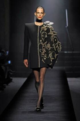 Entertainment Themen der Woche KW27 Entertainment Bilder des Tages (220704) -- PARIS, July 4, 2022 -- A model presents a creation from the Fall Winter 2022-2023 Haute Couture collection of Schiaparelli during the Paris Fashion Week in Paris, France, on July 4, 2022. (Photo by Xinhua) FRANCE-PARIS-FASHION WEEK-SCHIAPARELLI-HAUTE COUTURE PieroxBiasion 