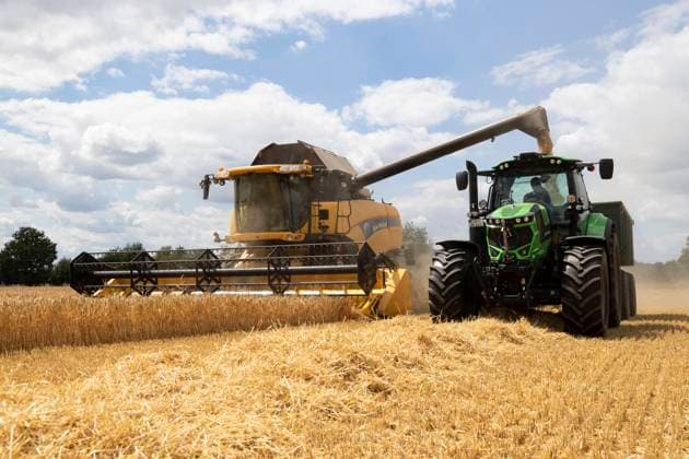 News Bilder des Tages Getreideernte im Münsterland Ernährung, Getreide, Ernte: Ein Landwirt fährt mit seinem Mähdrescher der Marke New Holland die Wintergerste auf seinem Feld ein und befüllt den Anhänger seines parallel fahrenden Traktors. Es drohen nach Angaben des Deutschen Raiffeisenverbandes (DRV) weiter Versorgungsengpässe beim Getreide. Der Grund dafür ist, dass die Ernte in der Ukraine kriegsbedingt deutlich geringer ausfallen wird und das Getreide nicht verlässlich auf den Weltmarkt gelangt. Dülmen Nordrhein-Westfalen Deutschland *** Grain harvest in Münsterland Nutrition, grain, harvest A farmer drives his New Holland combine harvester into the winter barley in his field and fills the trailer of his parallel tractor According to the German Raiffeisen Copyright: xKirchner MarcoxSteinbrennerx