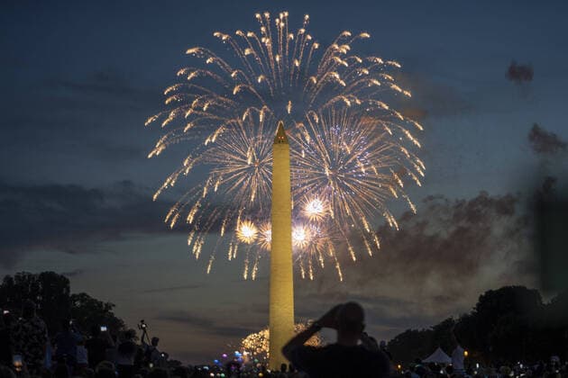 Bilder des Jahres 2022, News 07 Juli News Themen der Woche KW27 News Bilder des Tages Fireworks go off near the Washington Monument on the National Mall as people celebrate America s 246th Independence Day in Washington D.C., Monday, July 4, 2022. Earlier in the day there was a deadly shooting during a July 4th parade in Chicago.  WAS20220704520 KenxCedeno