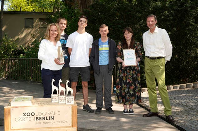 Steffi Lemke and Andreas Knieriem with the award winners at the presentation of the Species Conservation Award 2022 at Berlin Zoo Berlin, 05 07 2022 Foto:xT.xBartillax xFuturexImage