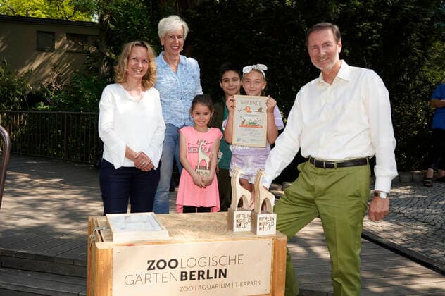 Steffi Lemke and Andreas Knieriem with the award winners at the presentation of the Species Conservation Award 2022 at Berlin Zoo Berlin, 05 07 2022 Foto:xT.xBartillax xFuturexImage