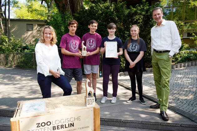 Steffi Lemke and Andreas Knieriem with the award winners at the presentation of the Species Conservation Award 2022 at Berlin Zoo Berlin, 05 07 2022 Foto:xT.xBartillax xFuturexImage