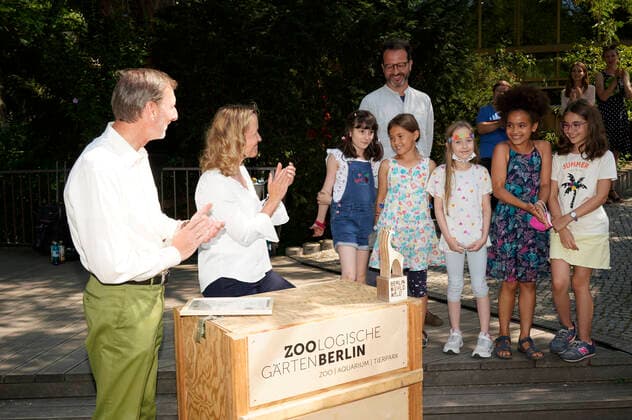 Steffi Lemke and Andreas Knieriem with the award winners at the presentation of the Species Conservation Award 2022 at Berlin Zoo Berlin, 05 07 2022 Foto:xT.xBartillax xFuturexImage