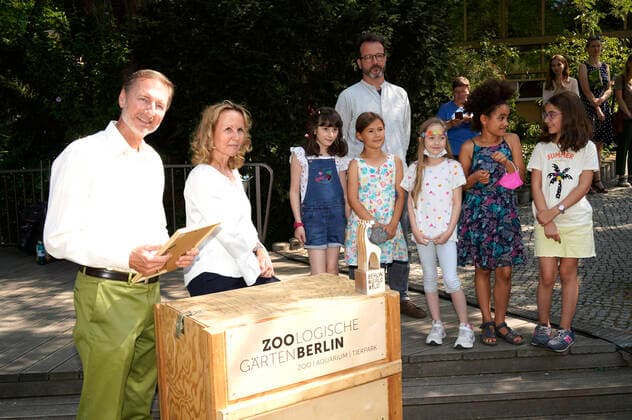 Andreas Knieriem and Steffi Lemke with the award winners at the presentation of the 2022 Species Conservation Award at Berlin Zoo Berlin, 05 07 2022 Foto:xT.xBartillax xFuturexImage